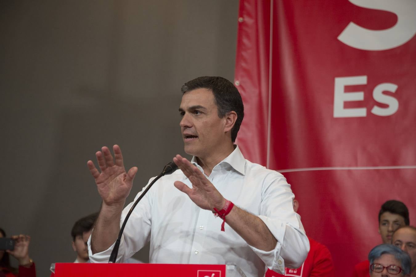 Baño de masas de Pedro Sánchez en Granada