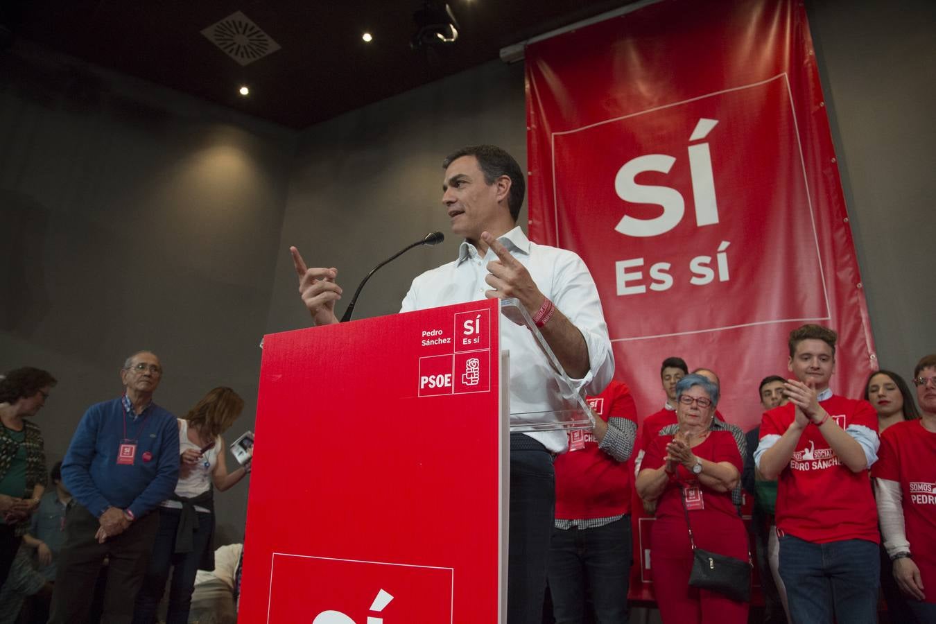 Baño de masas de Pedro Sánchez en Granada