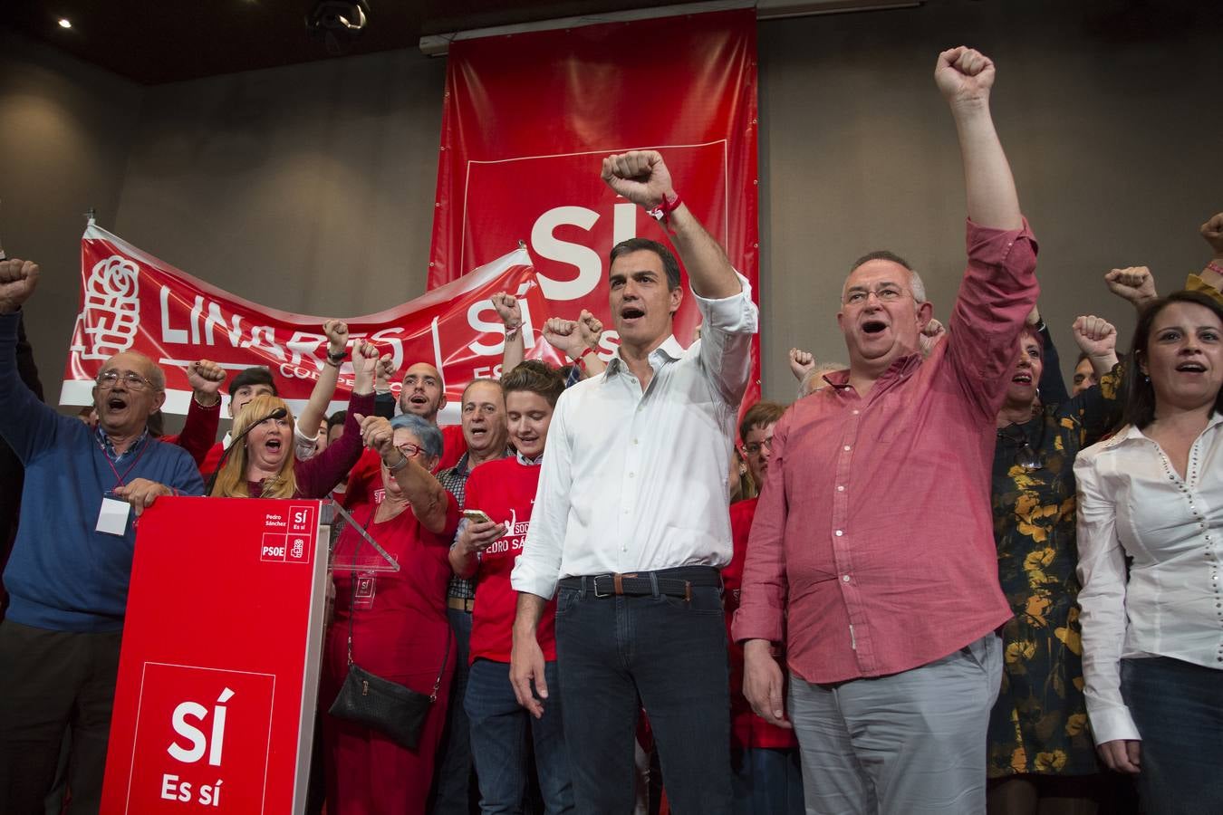 Baño de masas de Pedro Sánchez en Granada