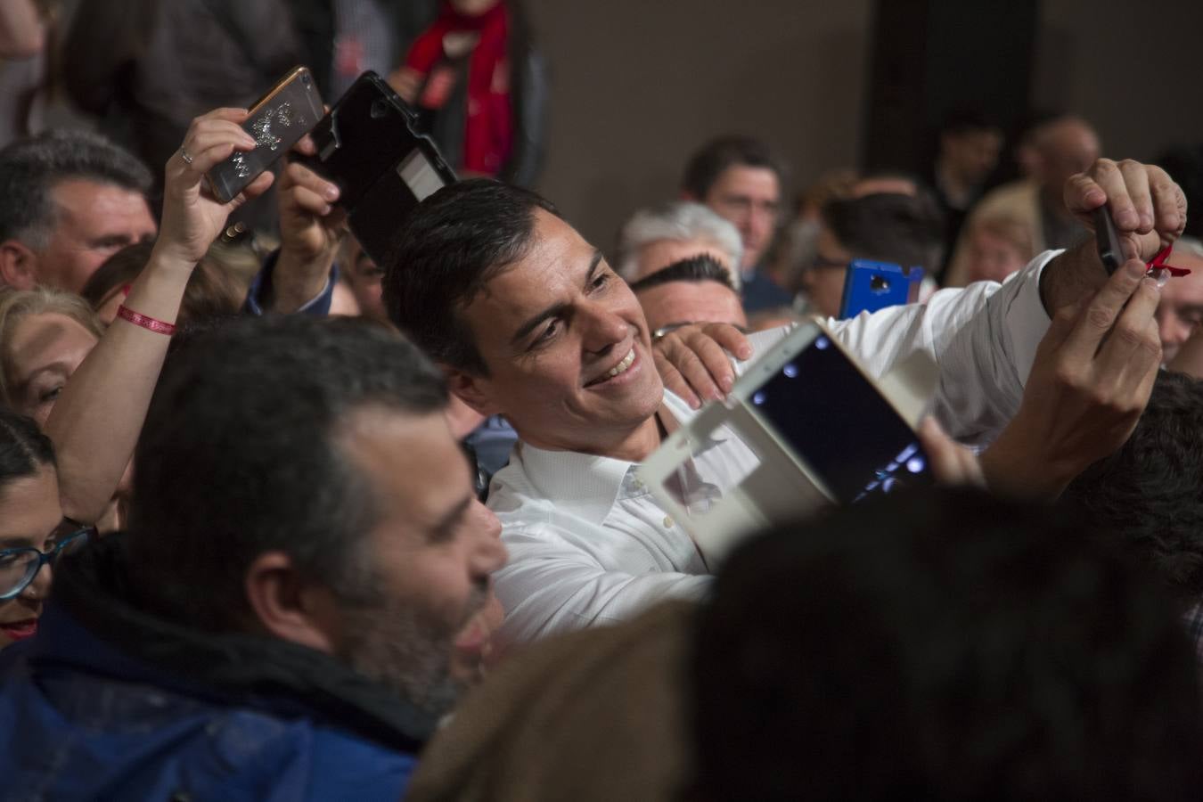 Baño de masas de Pedro Sánchez en Granada