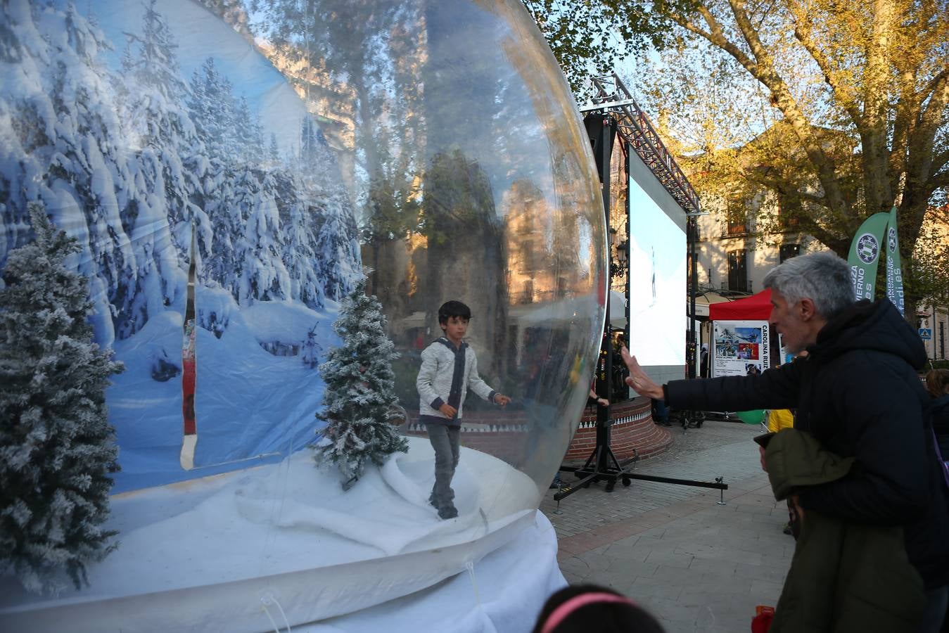 Calles abarrotadas de gente y cultura con Granada Experience y la Noche en Blanco