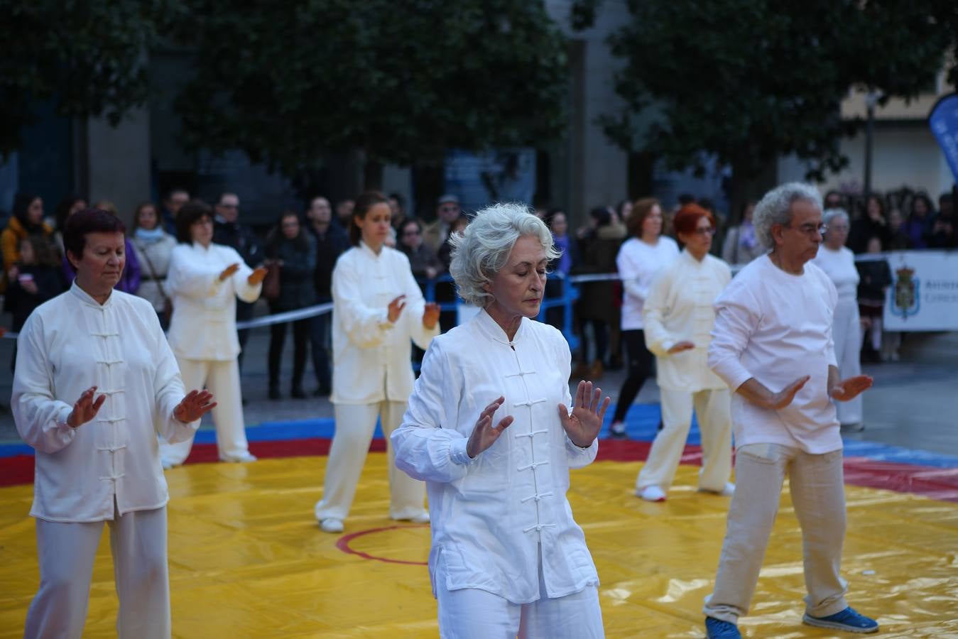 Calles abarrotadas de gente y cultura con Granada Experience y la Noche en Blanco