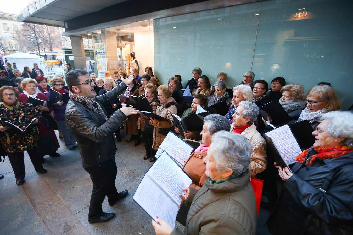 Calles abarrotadas de gente y cultura con Granada Experience y la Noche en Blanco