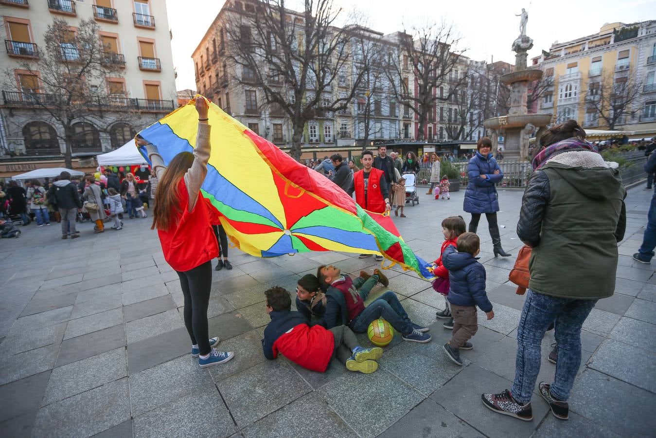 Calles abarrotadas de gente y cultura con Granada Experience y la Noche en Blanco