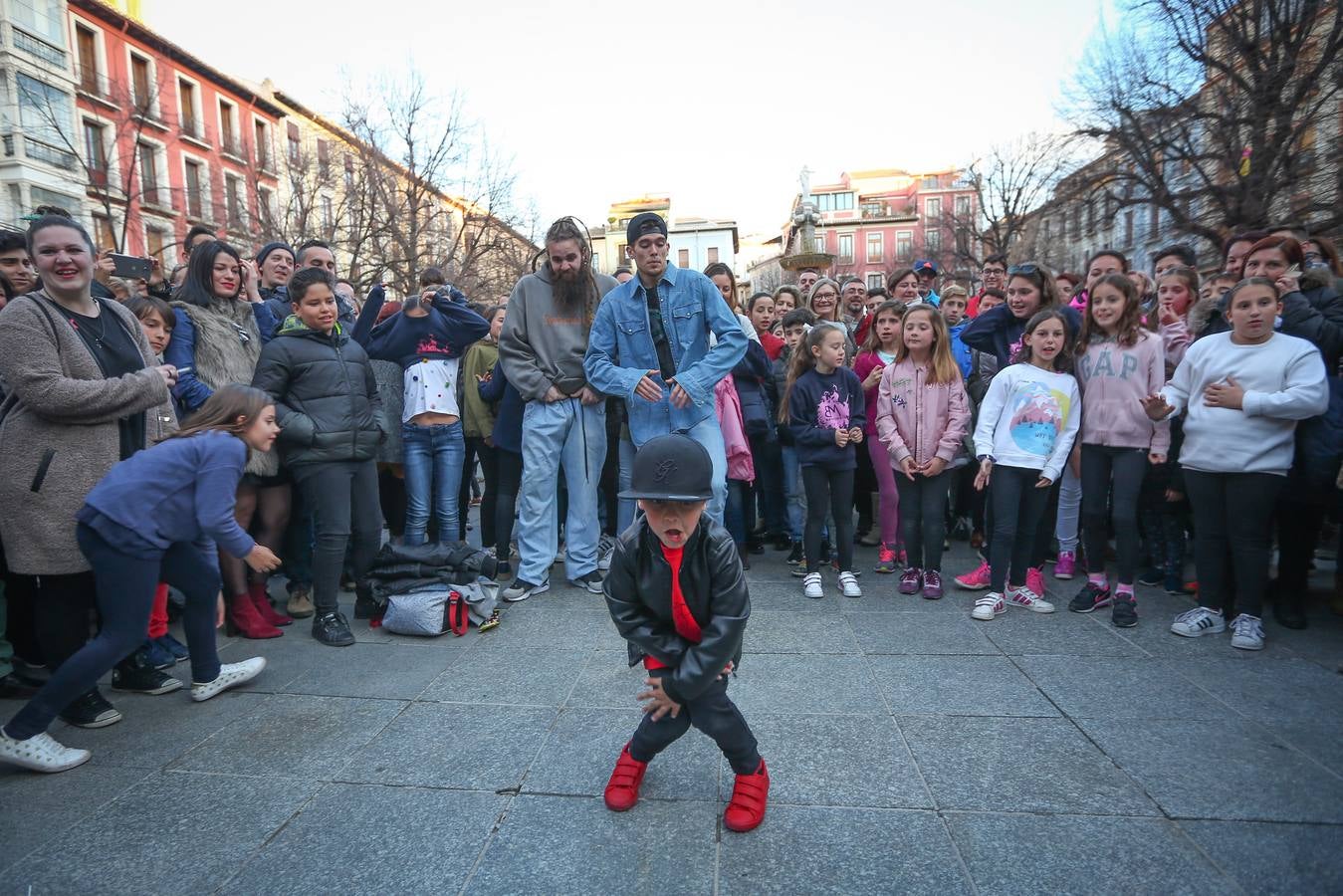 Calles abarrotadas de gente y cultura con Granada Experience y la Noche en Blanco