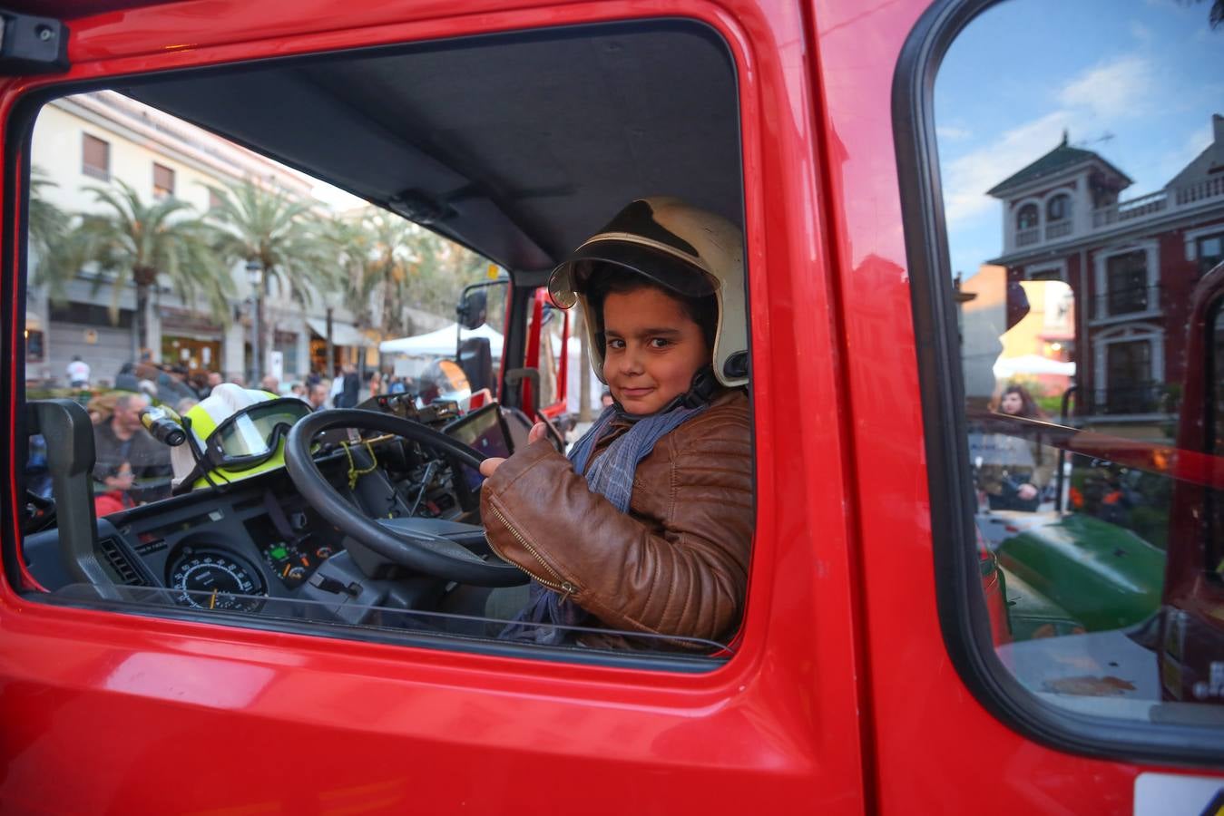 Calles abarrotadas de gente y cultura con Granada Experience y la Noche en Blanco