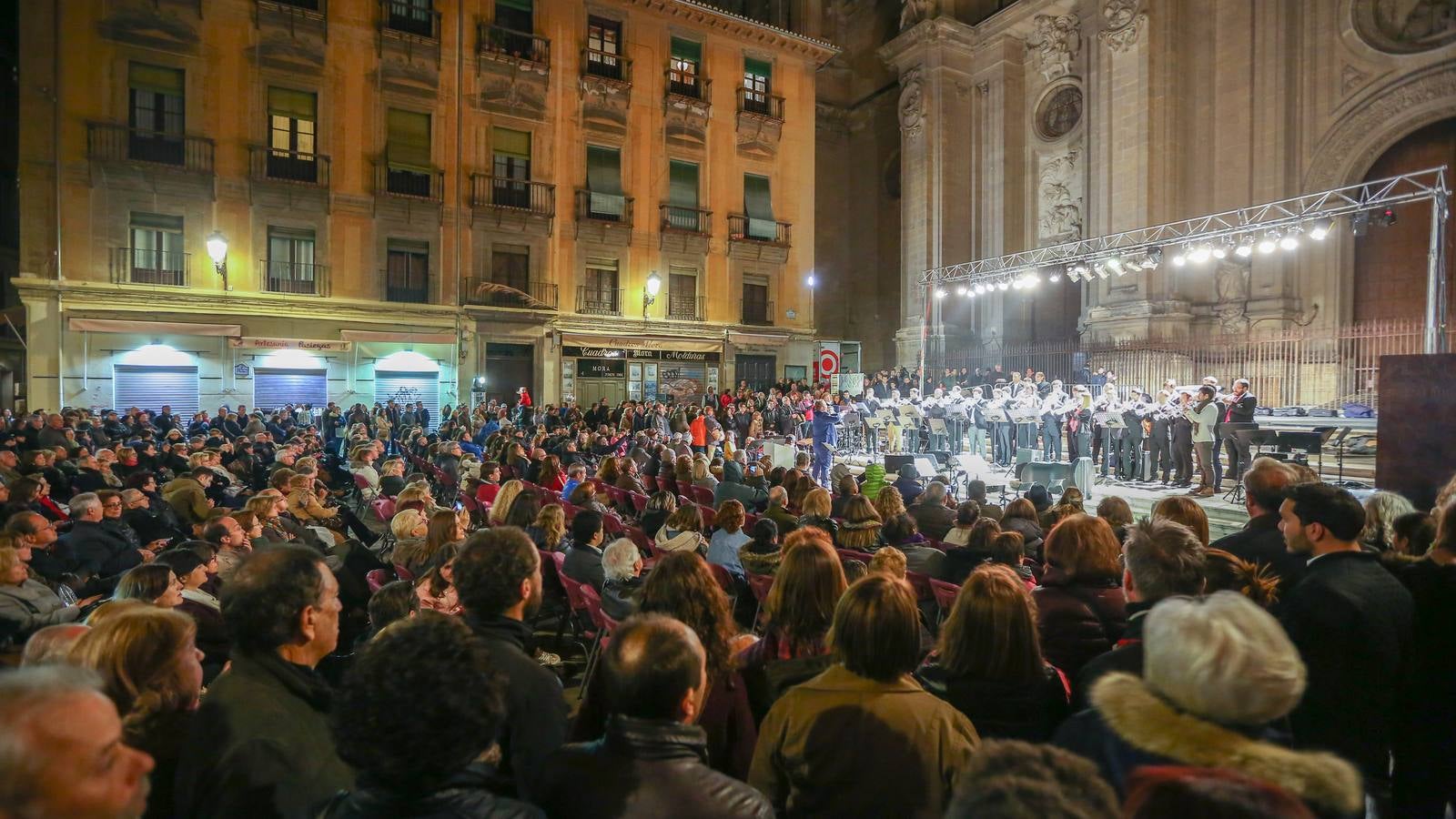 Calles abarrotadas de gente y cultura con Granada Experience y la Noche en Blanco