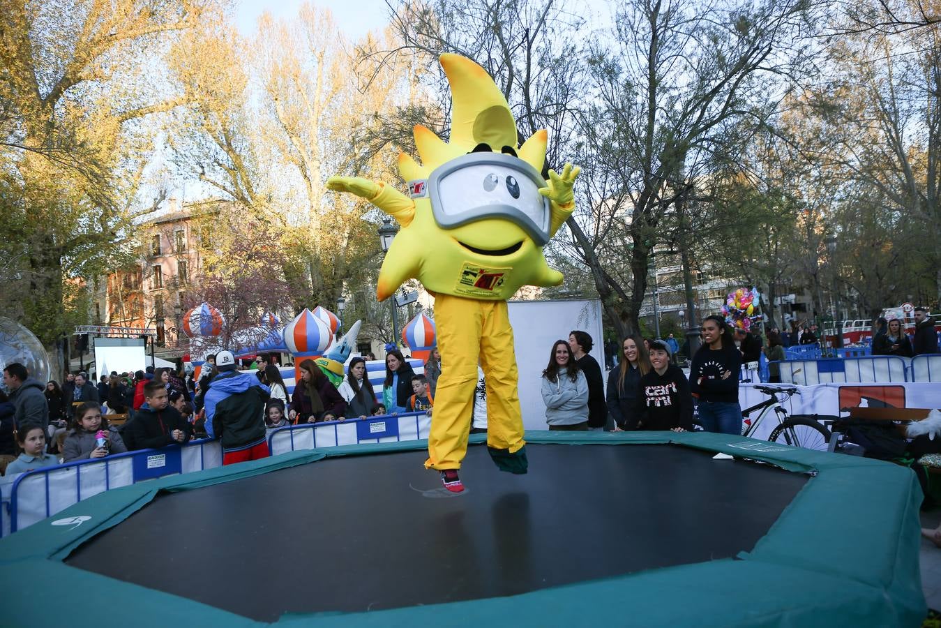 Calles abarrotadas de gente y cultura con Granada Experience y la Noche en Blanco