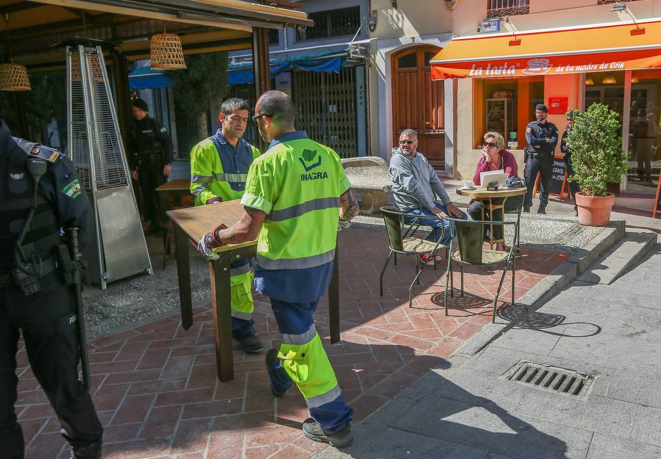 La policía local retira 23 mesas &#039;extra&#039; de dos terrazas en el centro