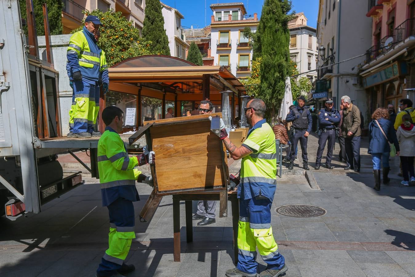 La policía local retira 23 mesas &#039;extra&#039; de dos terrazas en el centro