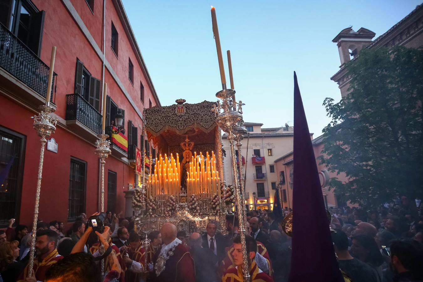 Con la cruz a cuestas por el barrio del Realejo