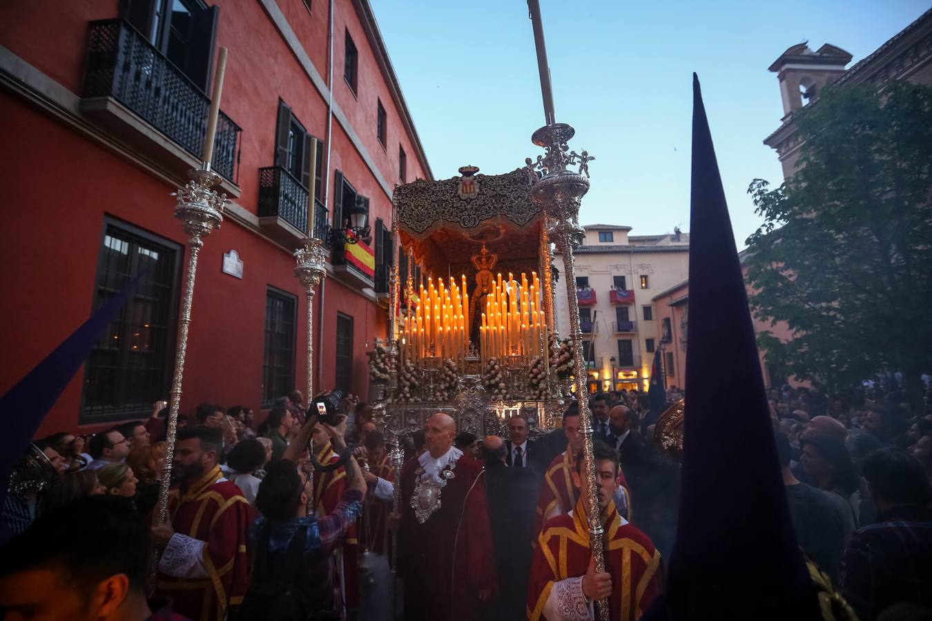 Con la cruz a cuestas por el barrio del Realejo