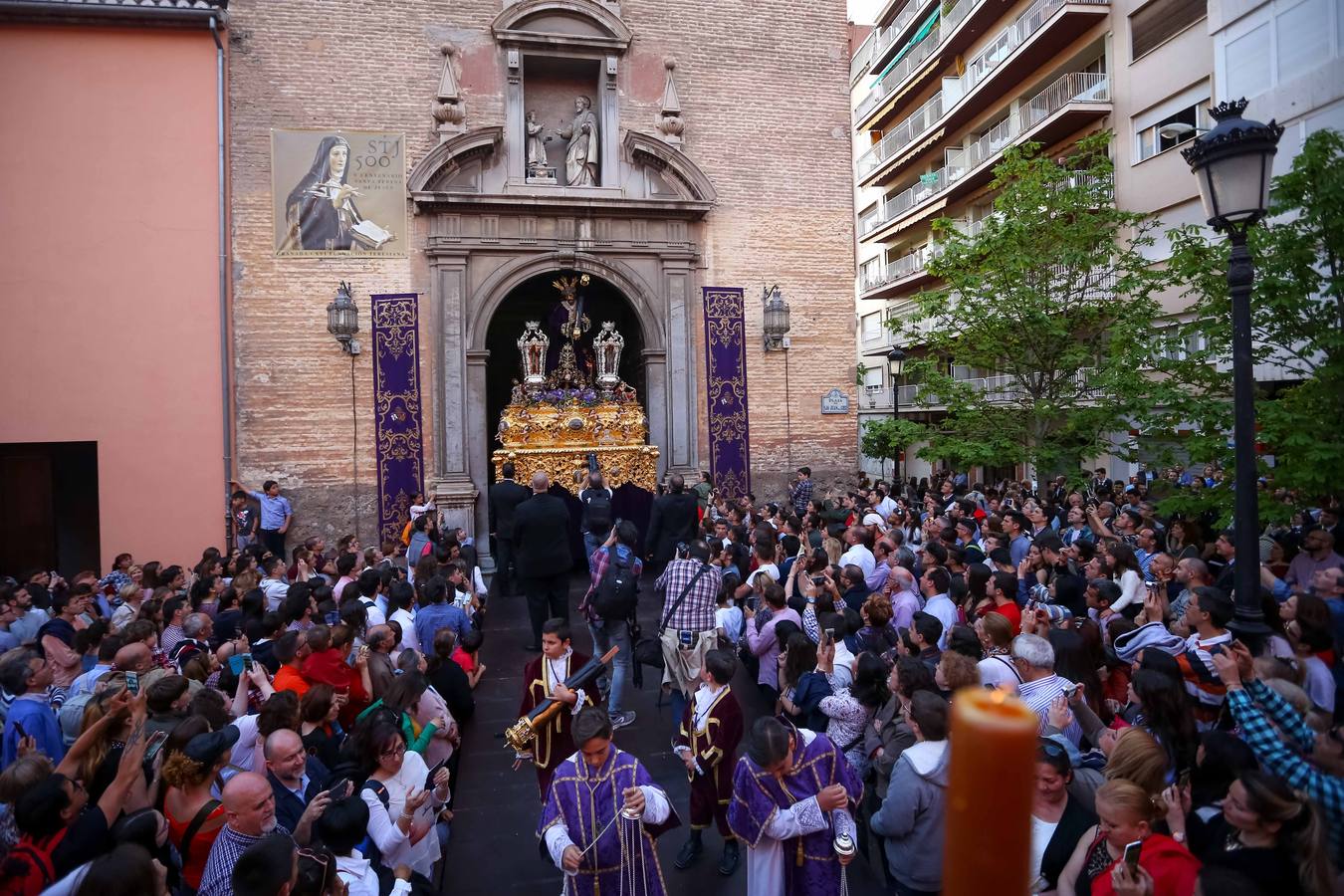 Con la cruz a cuestas por el barrio del Realejo