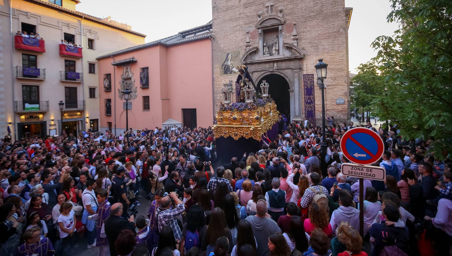 Con la cruz a cuestas por el barrio del Realejo