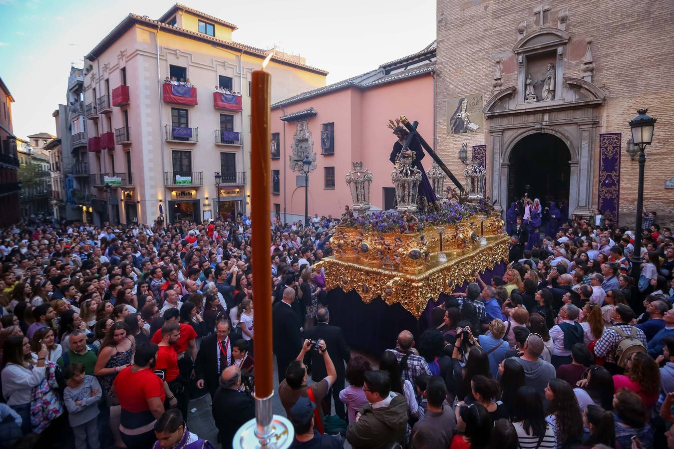 Con la cruz a cuestas por el barrio del Realejo