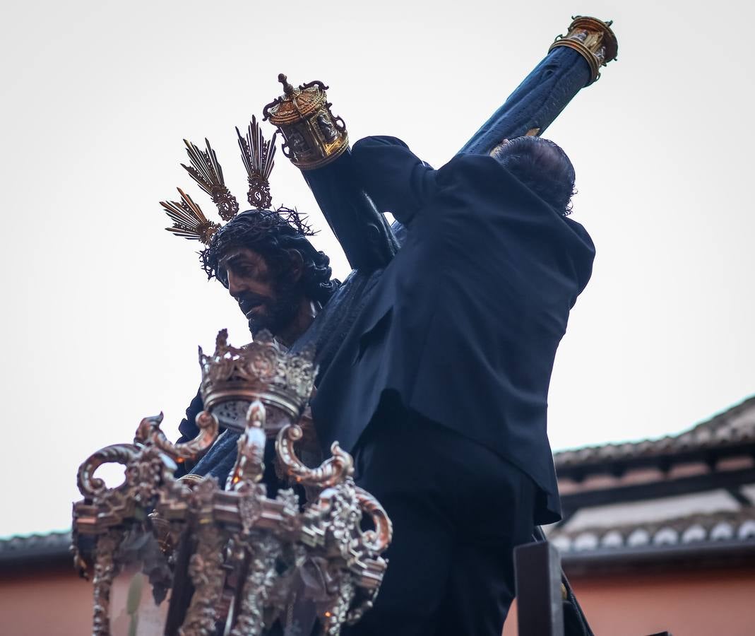 Con la cruz a cuestas por el barrio del Realejo