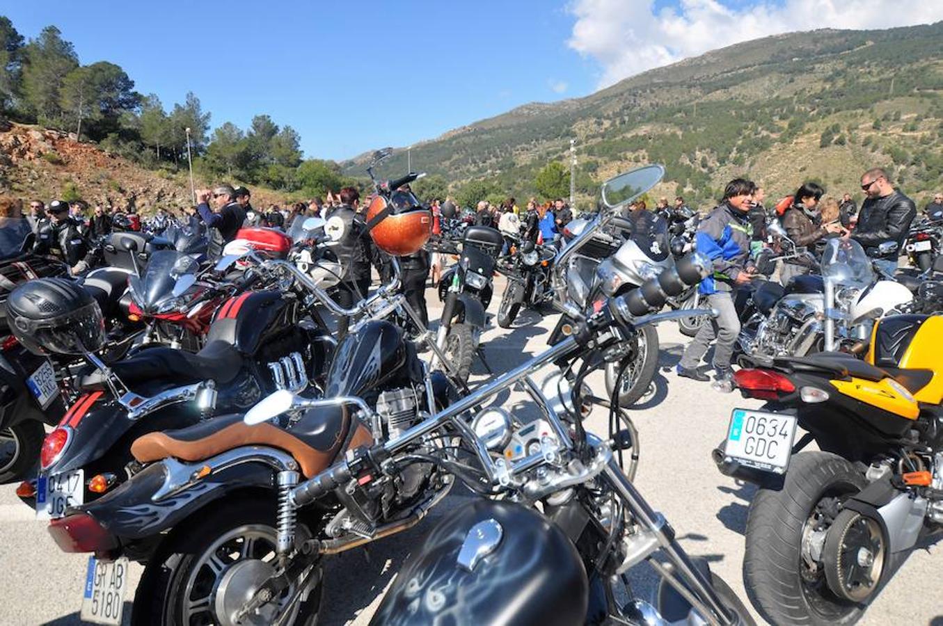 Medio millar de moteros homenajean a los compañeros que perdieron la vida en la carretera