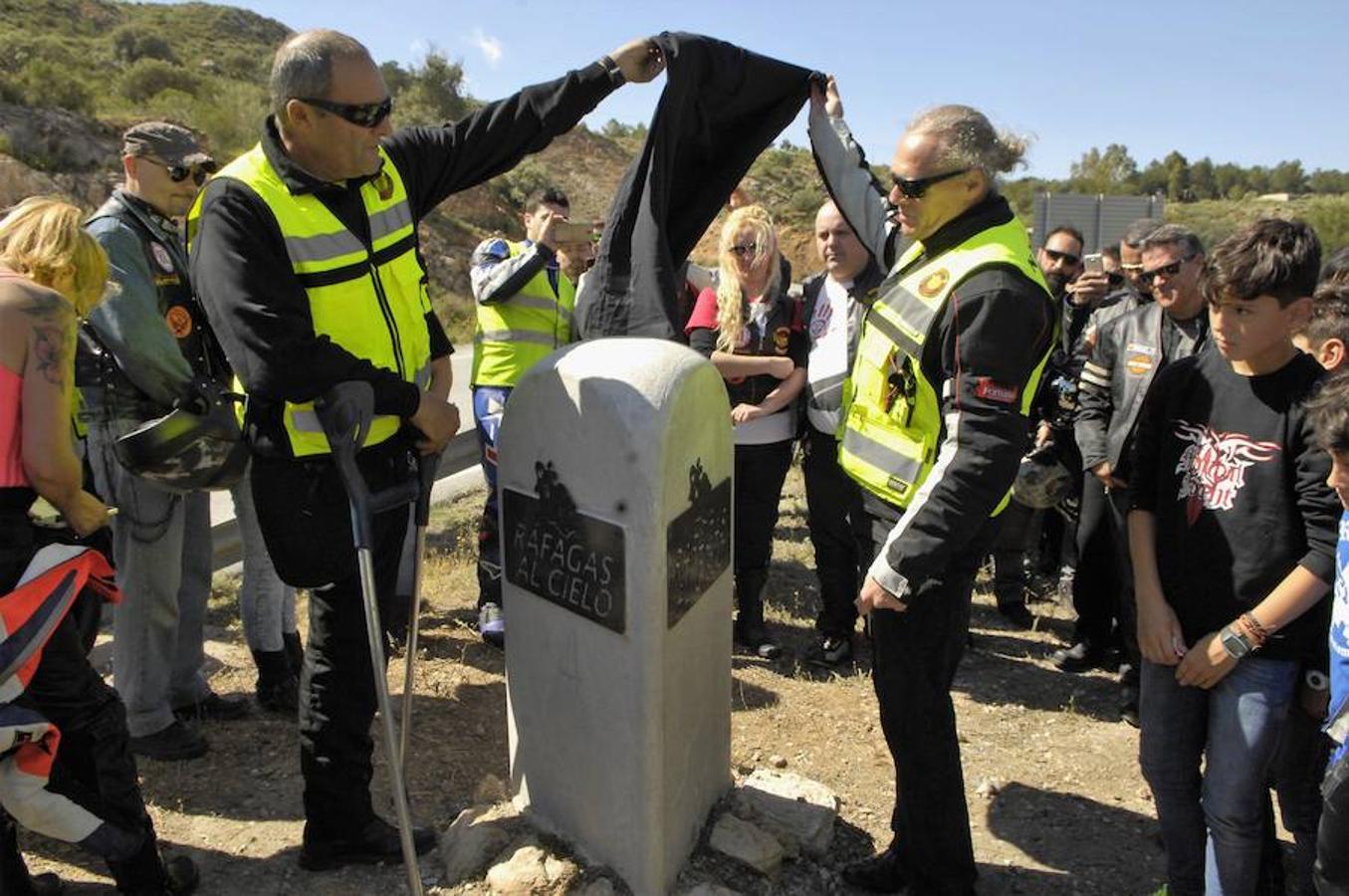 Medio millar de moteros homenajean a los compañeros que perdieron la vida en la carretera