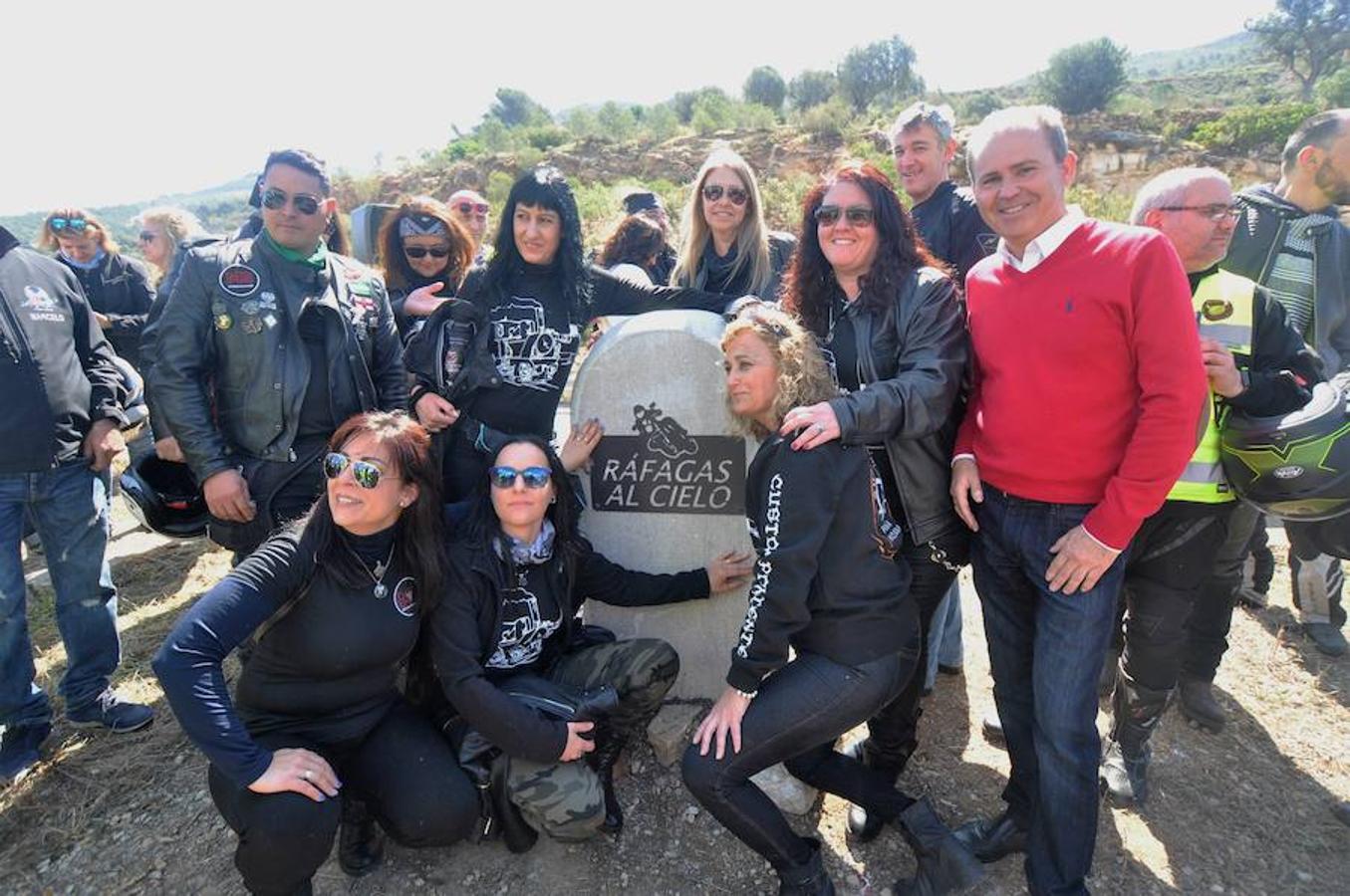 Medio millar de moteros homenajean a los compañeros que perdieron la vida en la carretera