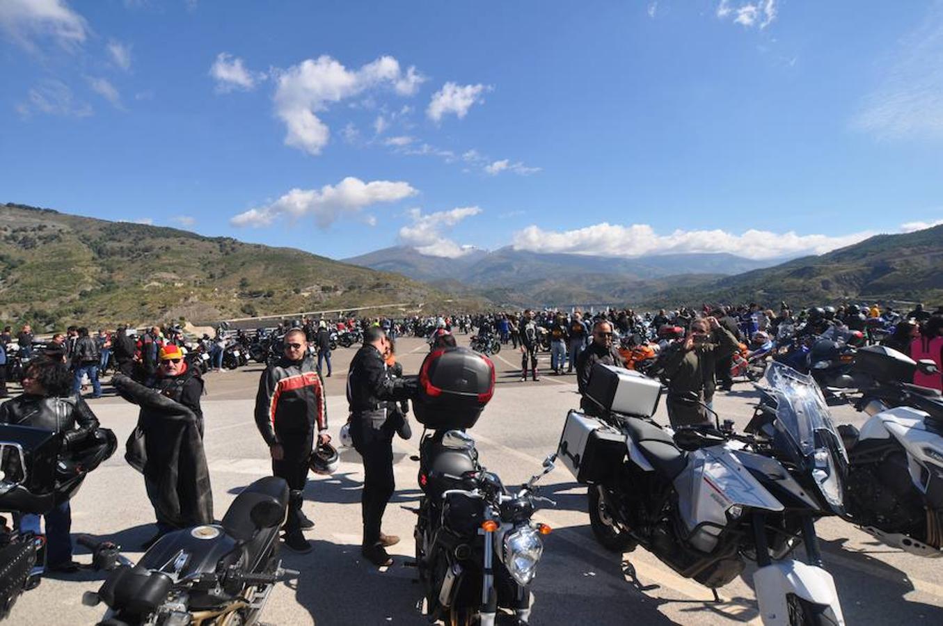 Medio millar de moteros homenajean a los compañeros que perdieron la vida en la carretera