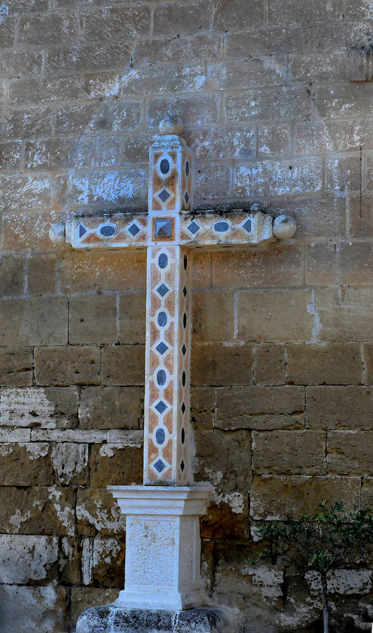 Cruz situada junto a la iglesia de la Encarnación de Alhama.