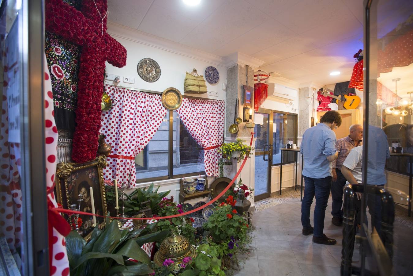 Segundo premio de escaparates para el bar Los Arcos