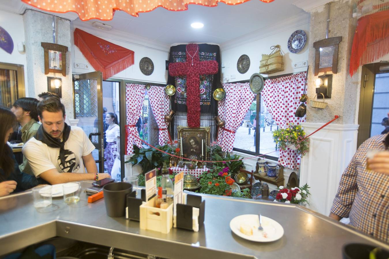 Segundo premio de escaparates para el bar Los Arcos