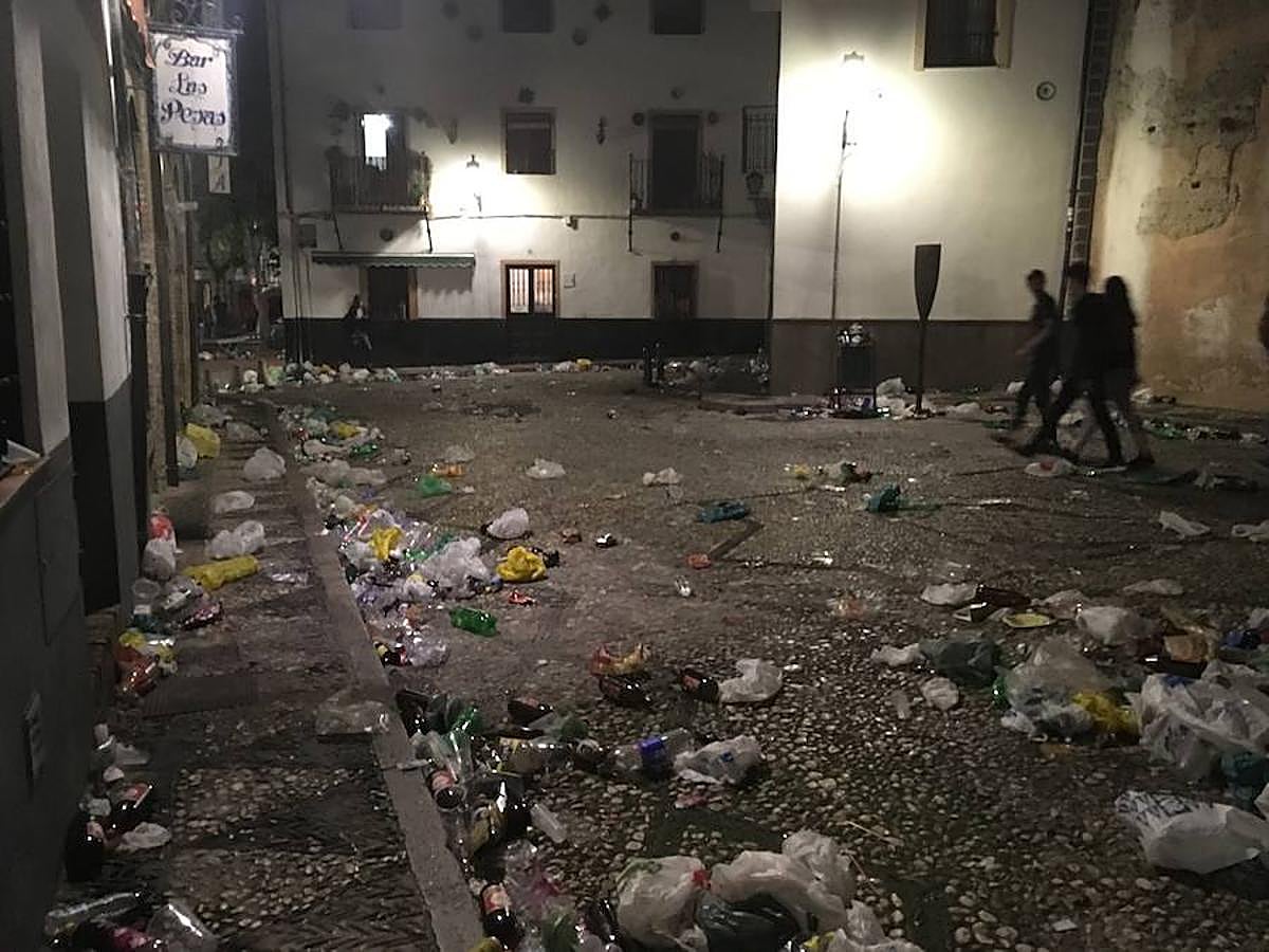 Numerosos grupos de jóvenes siguen en las Cruces al límite del &#039;toque de queda&#039;