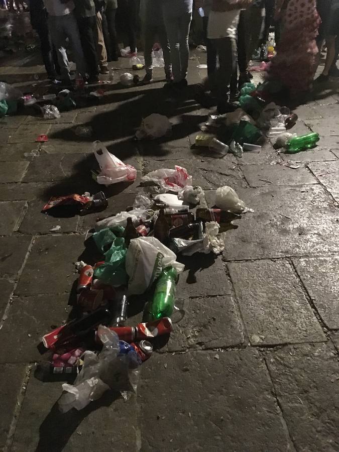 Numerosos grupos de jóvenes siguen en las Cruces al límite del &#039;toque de queda&#039;