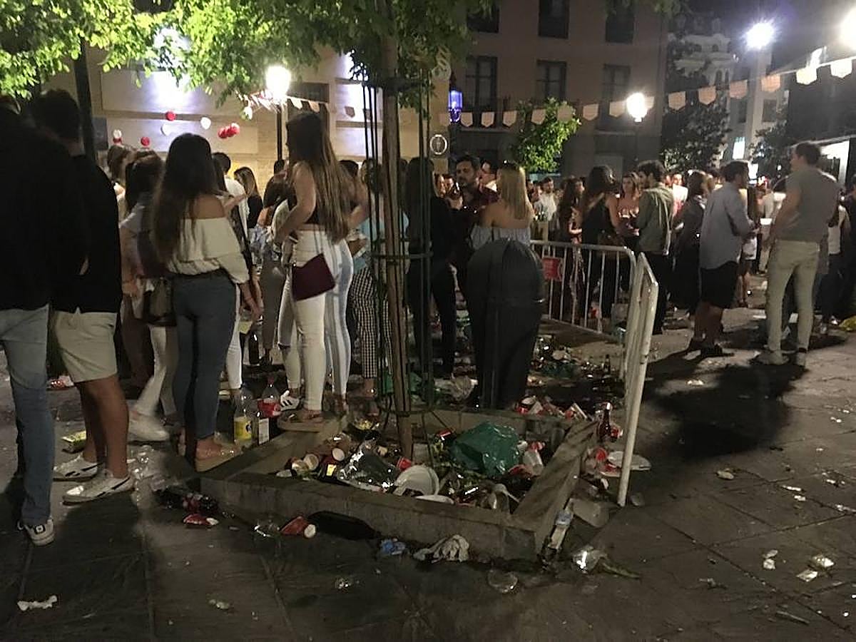 Numerosos grupos de jóvenes siguen en las Cruces al límite del &#039;toque de queda&#039;