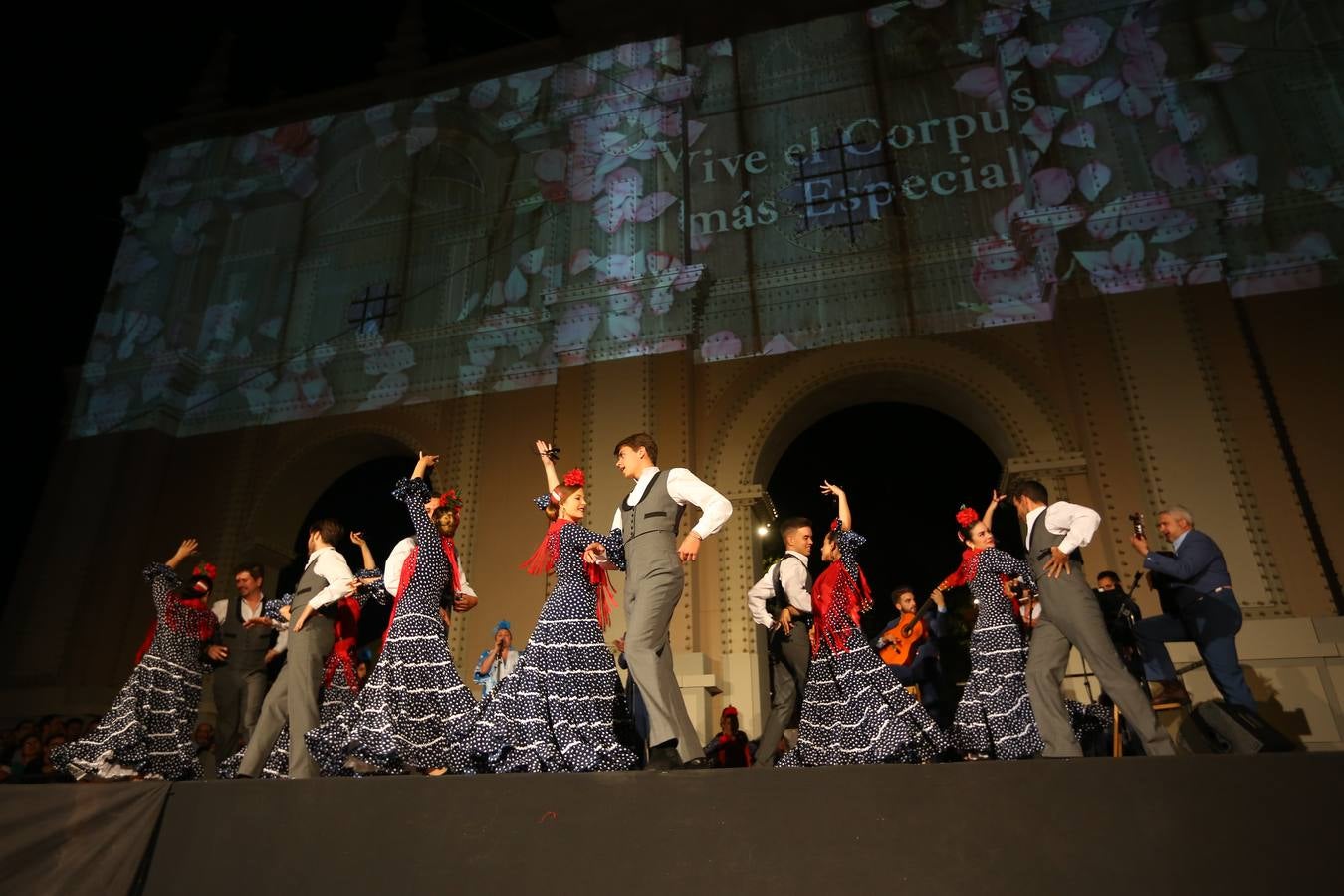 Brilla de noche más que el sol