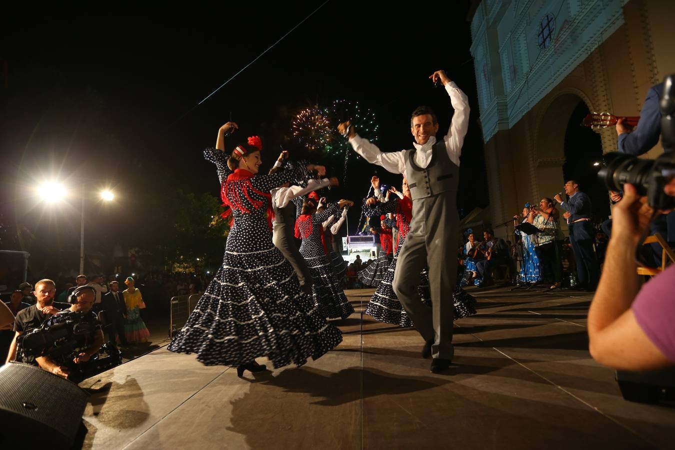 Brilla de noche más que el sol