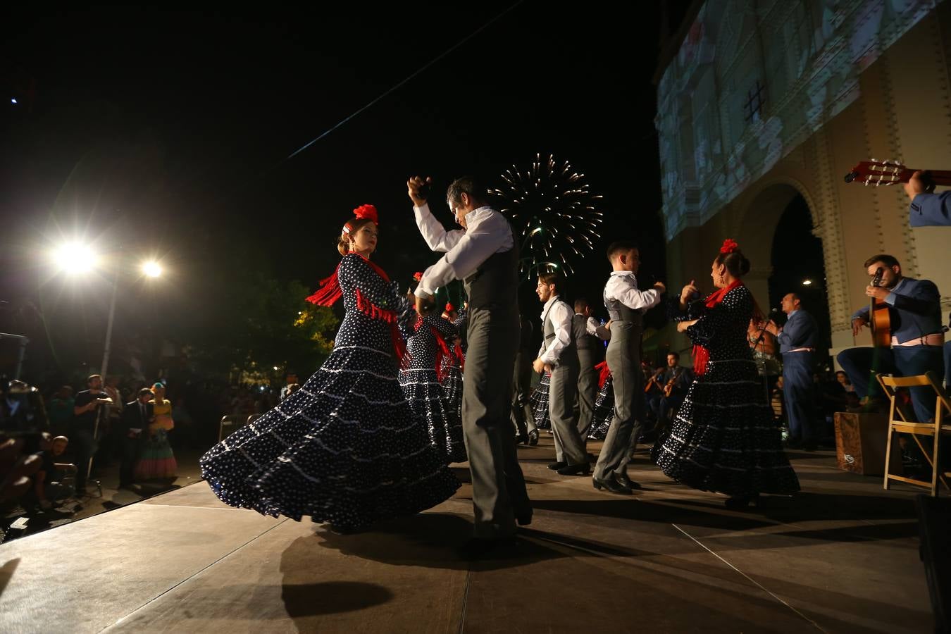 Brilla de noche más que el sol