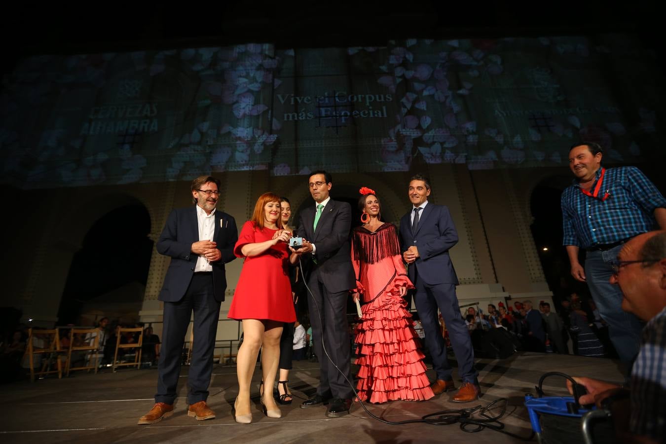 Brilla de noche más que el sol