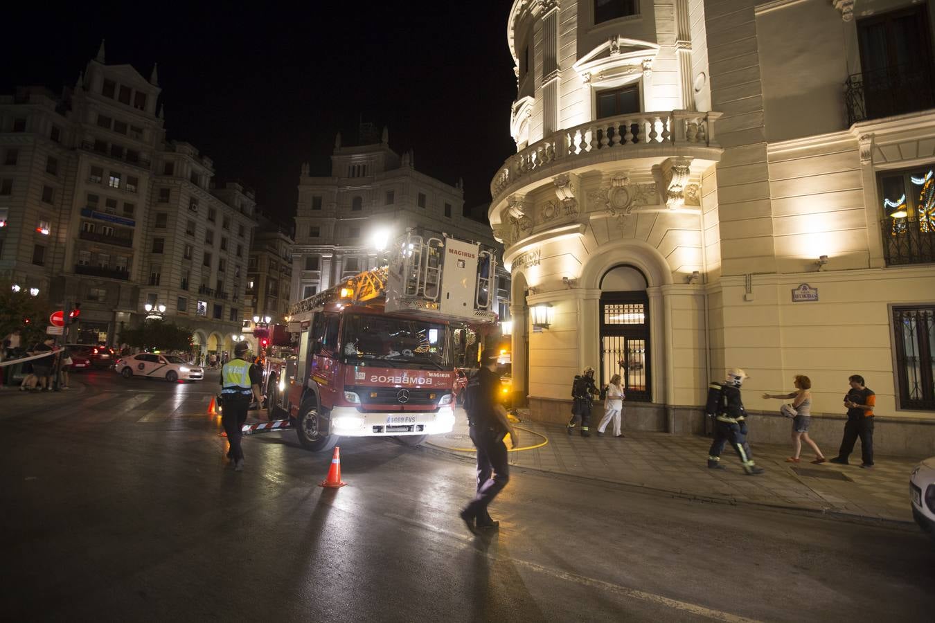 Un incendio en el Hotel Victoria crea expectación Puerta Real