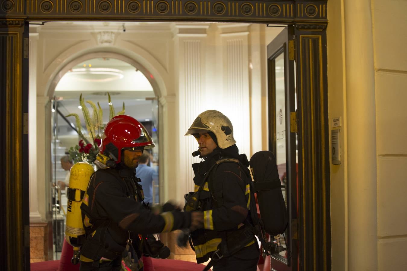 Un incendio en el Hotel Victoria crea expectación Puerta Real