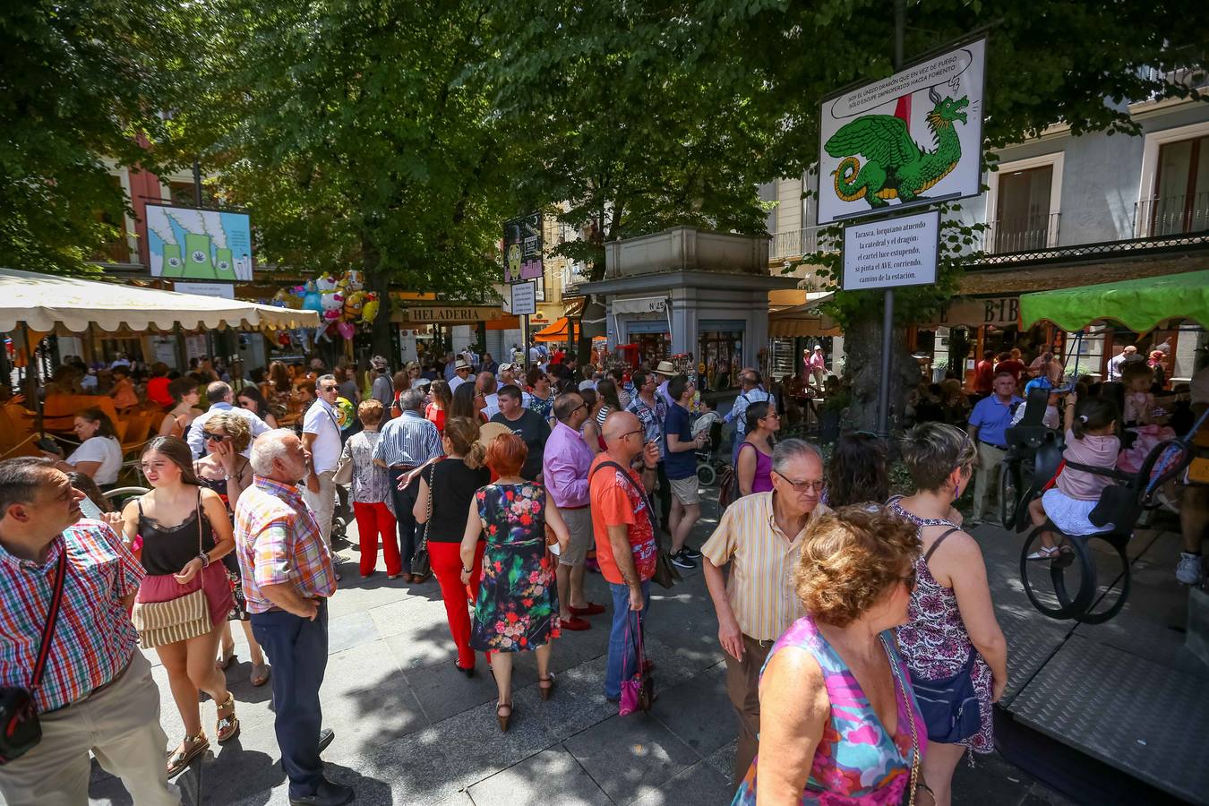 Ambiente en el centro de Granada durante el jueves de Corpus