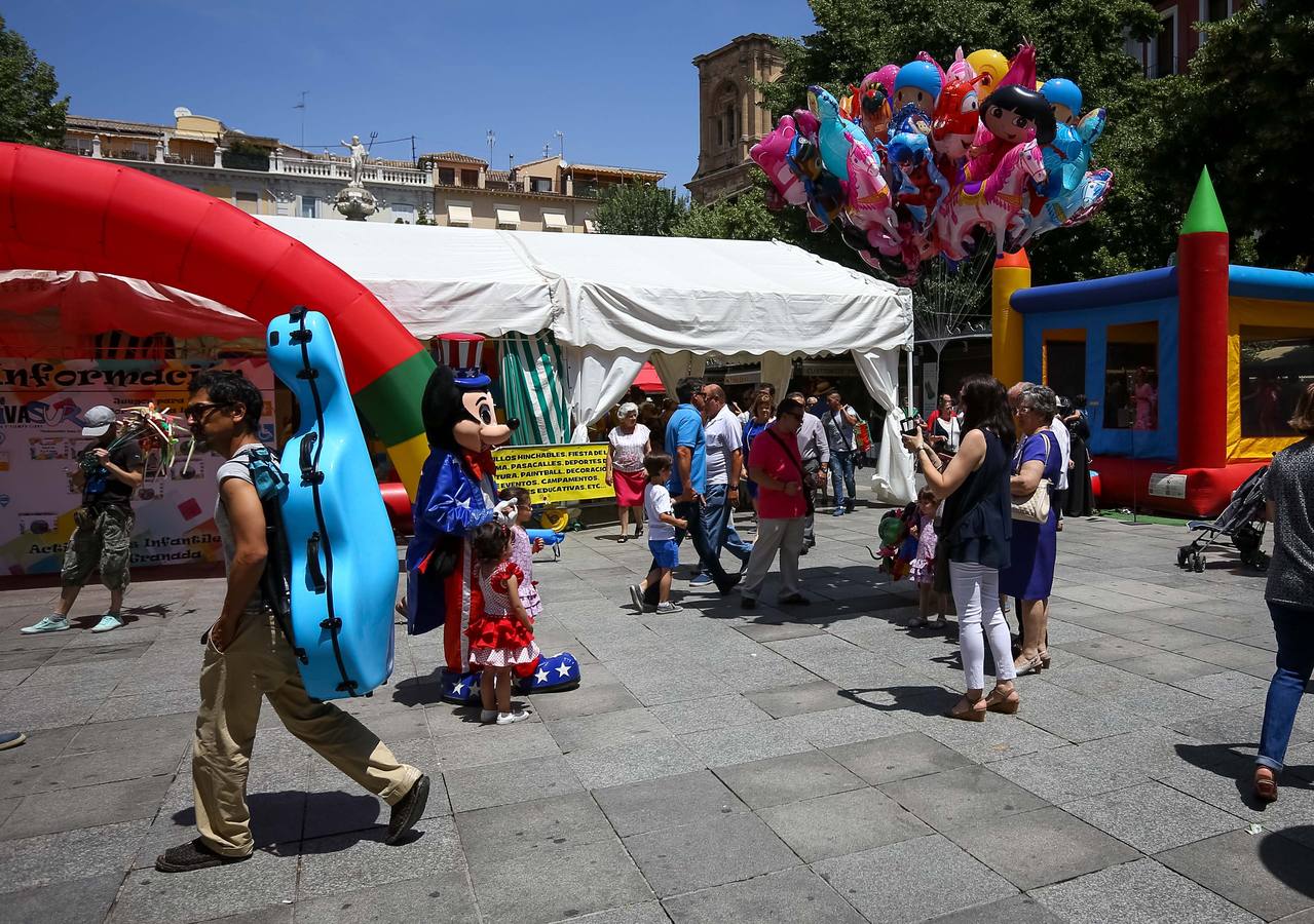 Ambiente en el centro de Granada durante el jueves de Corpus