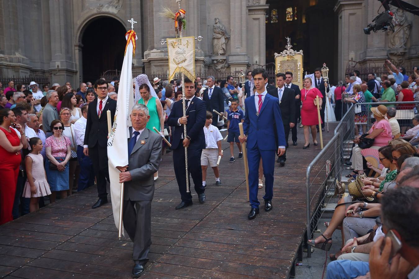 La procesión marca el día grande del Corpus (I)