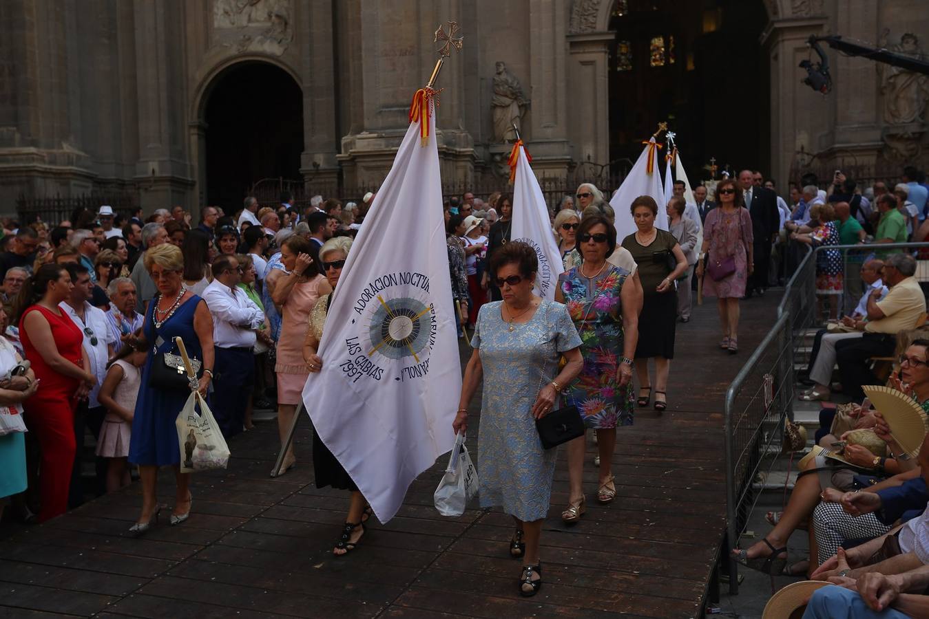 La procesión marca el día grande del Corpus (I)