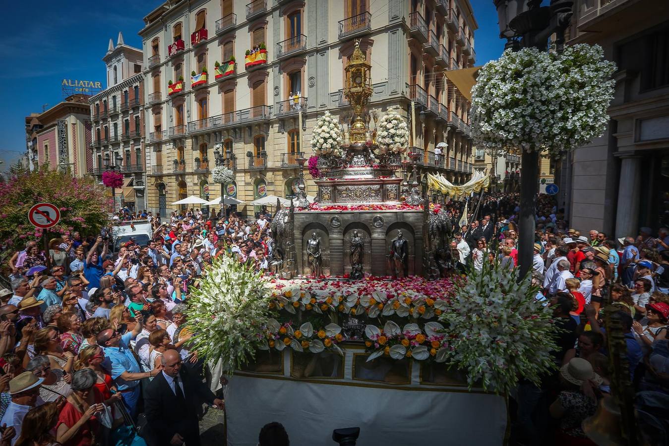 La procesión marca el día grande del Corpus (III)