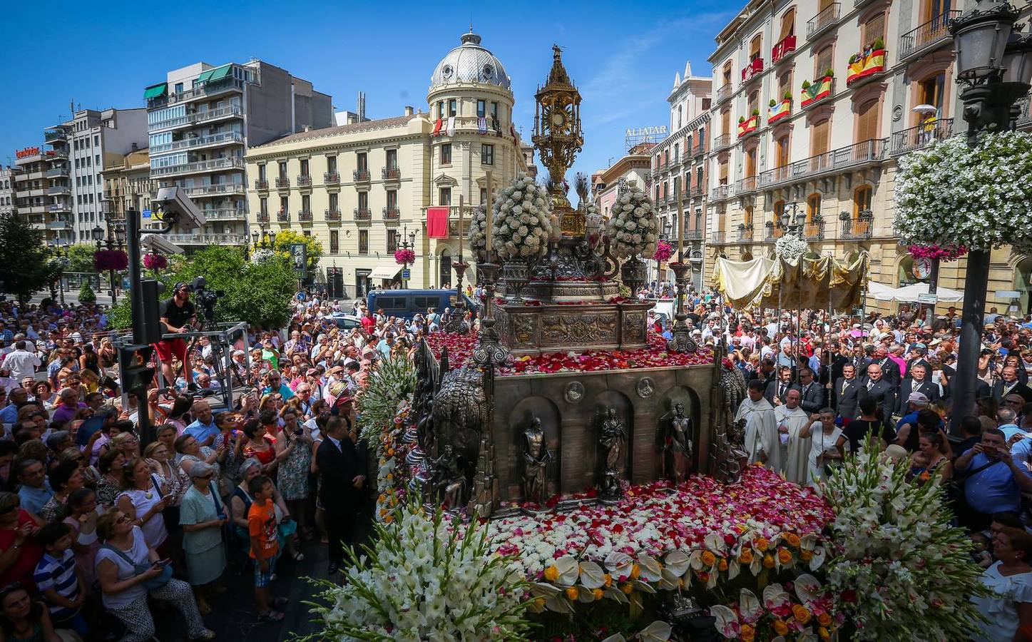 La procesión marca el día grande del Corpus (III)