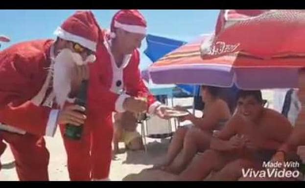 Dos leperos con mucha guasa hacen viral a Papá Noel en pleno verano
