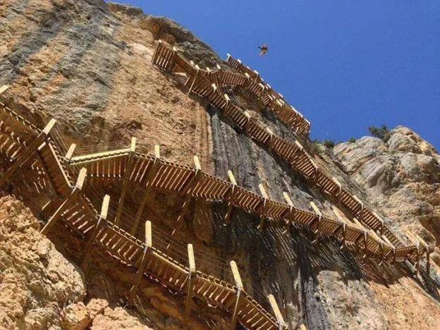 Escaleras en la ladera de la montaña colocadas en la ruta entre Aragón y Cataluña.