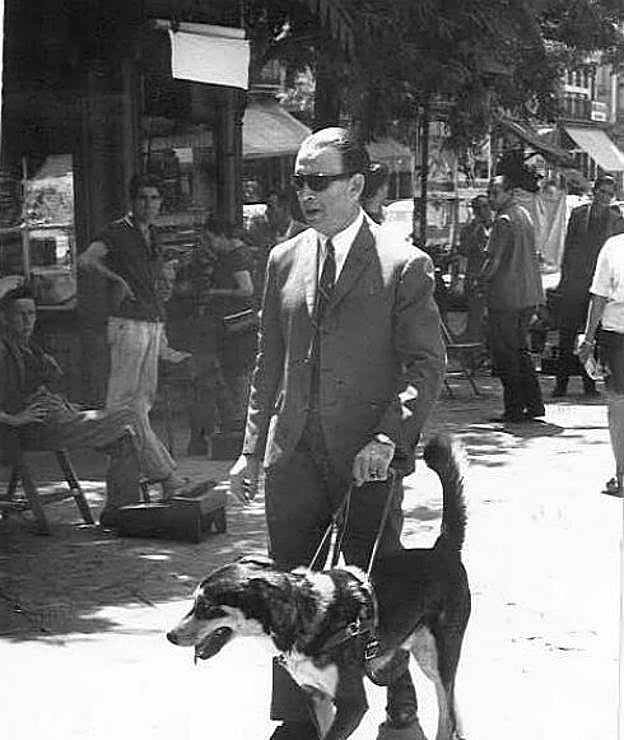 Vicente 'El Granaíno', guiado por su perro guía 'Don', pasea por Plaza Nueva en una foto de 1970. 