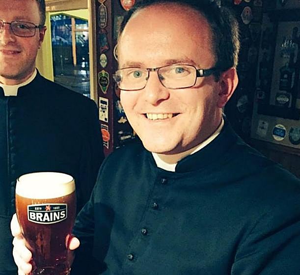 Un bar expulsa a 7 curas por creer que se habían disfrazado para una despedida de soltero