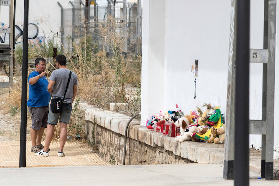 Los vecinos de la localidad malagueña siguen sin creer el caso de la pequeña tras conocer que una cámara de seguridad registró a la niña caminando sola sobre las vías del tren.