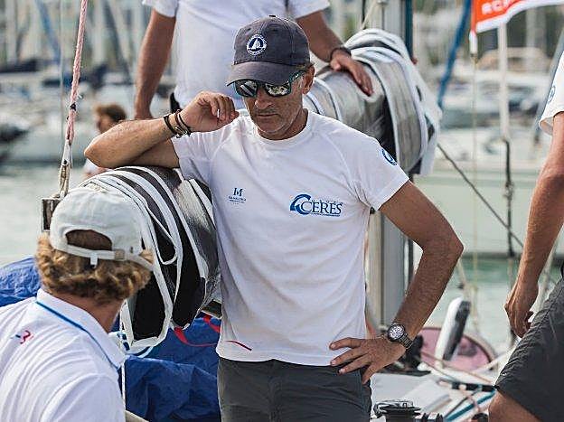 Javier Banderas, apoyado en la botavara de su barco, el 'Ceres', que compite en la clase ORC. 