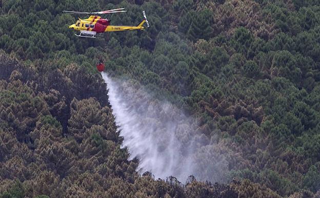 Un helicóptero, durante las labores de extinción del incendio forestal. 