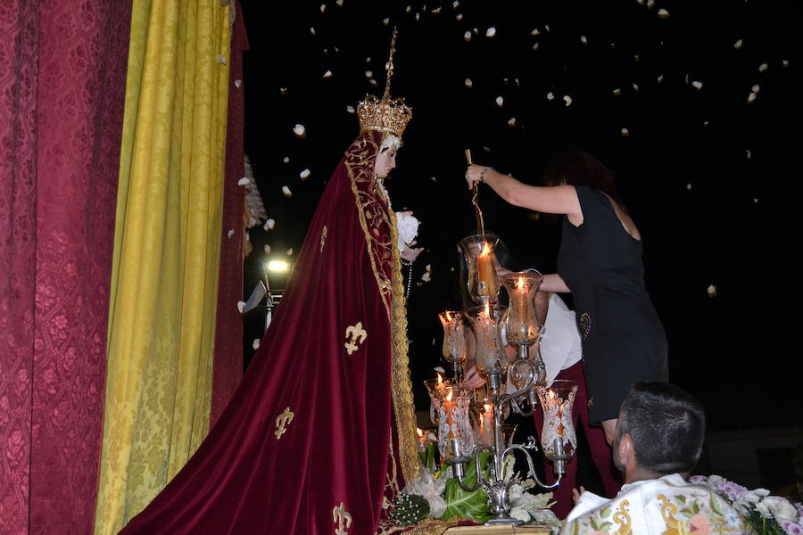 Al solemne acto celebrado el miércoles asistieron una decena de Hermandades, párrocos y representantes políticos de la Comarca de Alhama y numeroso público. Además del bastón de mando impuesto por la alcaldesa de Arenas, Francisca García, la Guardia Civil y Protección Civil le impusieron las medallas al mérito civil, con la colaboración de la vestidora de la Virgen, Nuni Torres.